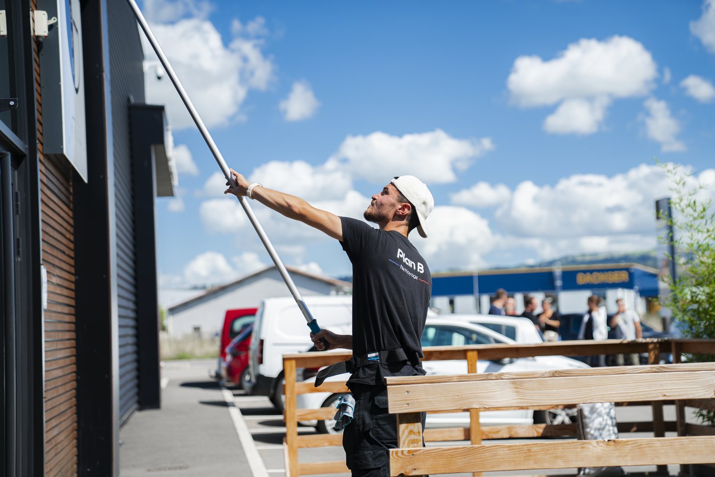 Agent Plan B Nettoyage lavant une façade sous le ciel bleu