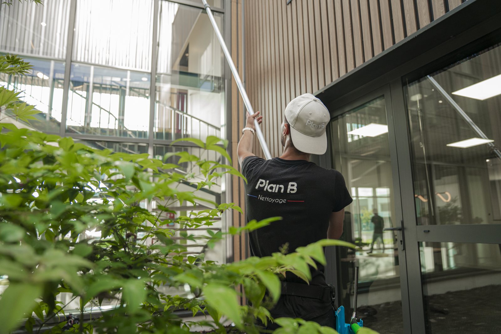 Agent Plan B Nettoyage lavant les vitres d'un bâtiment