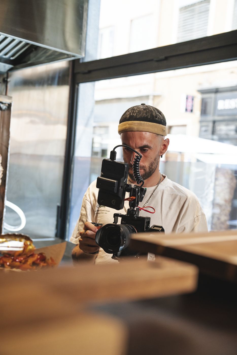 Bastien en tournage, caméra en main