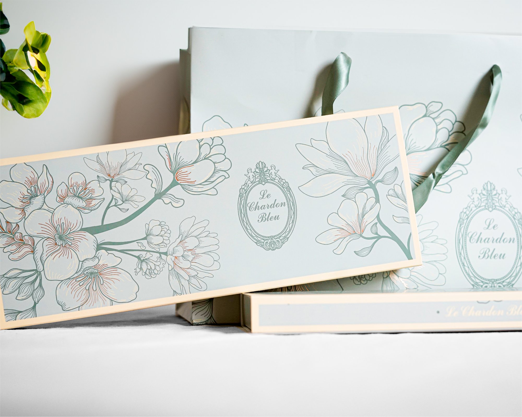 Coffret et sac illustrés de fleurs pour Le Chardon Bleu