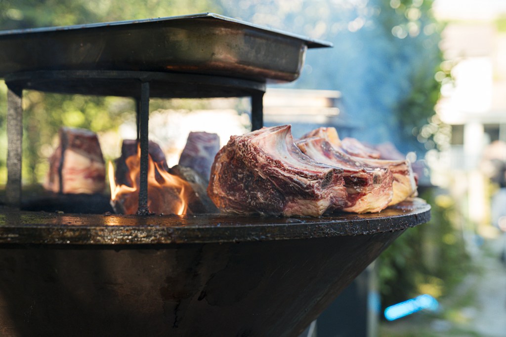 Côtes de bœuf saisies au brasero