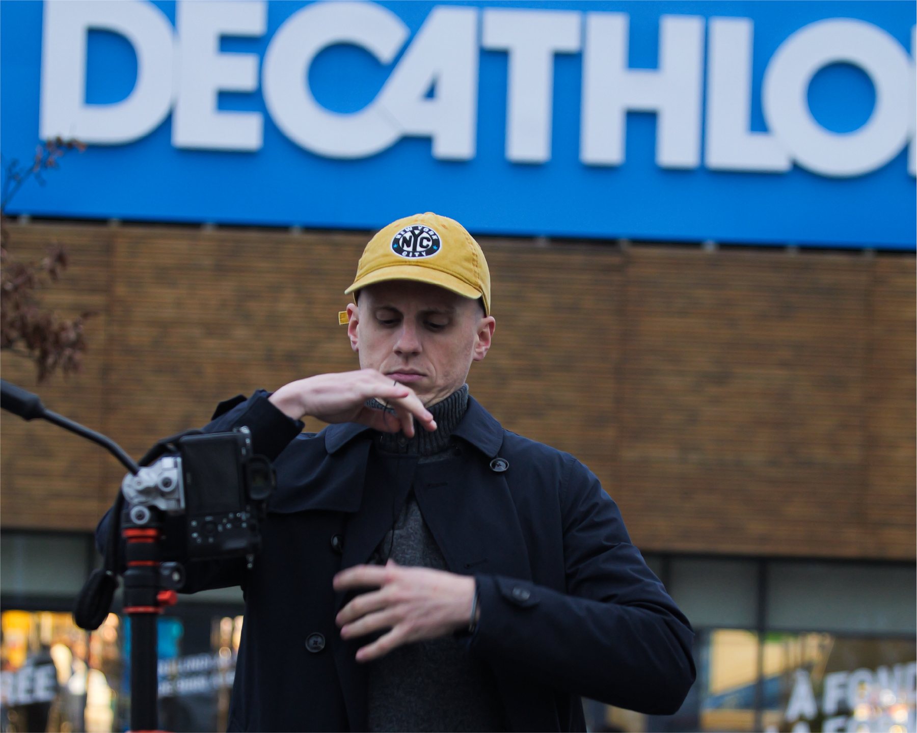 Dylan en tournage devant un magasin Décathlon