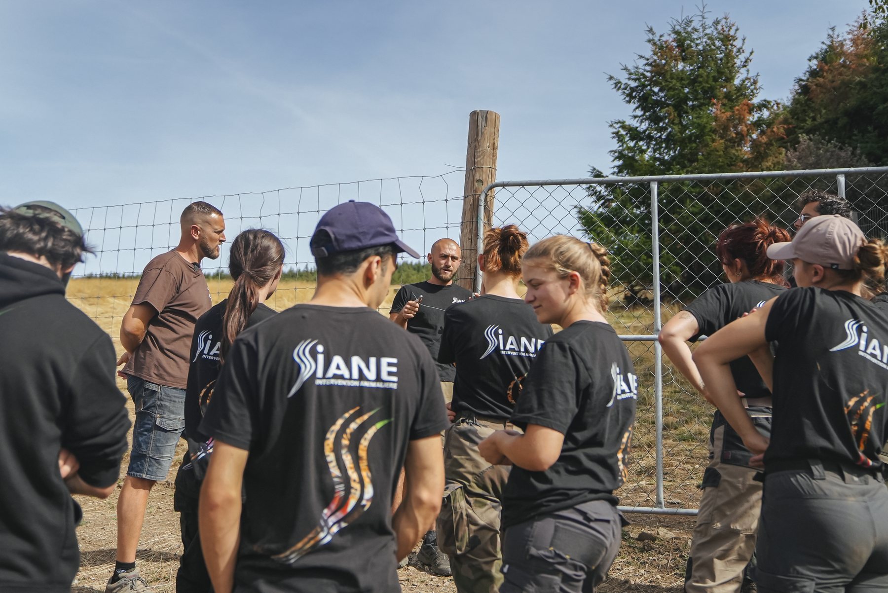 Élèves de l'école SIANE écoutant leur formateur en extérieur