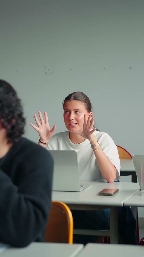 Étudiante prenant la parole en cours, Campus La Salle