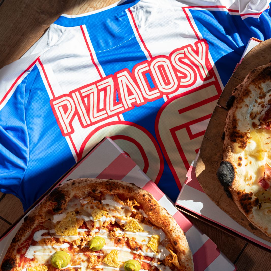 Pizzas et maillot aux couleurs de Pizza Cosy